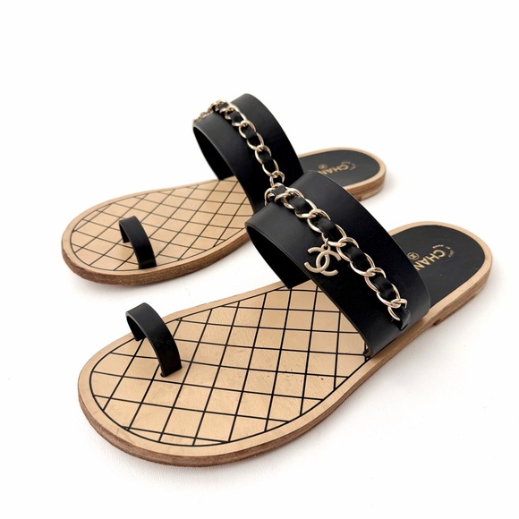 CHANEL Shoes - CHANEL | Chain CC Toe Ring Sandals Black Leather Flats EU 40